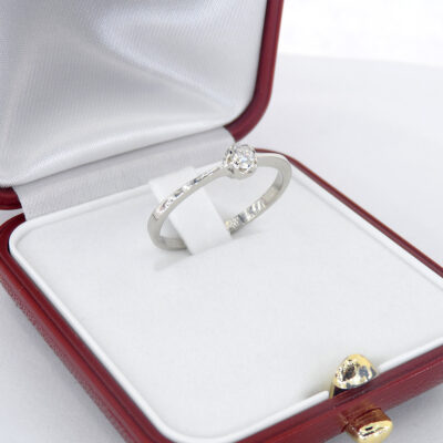 zdjęcie pierścionka zaręczynowego z białego złota